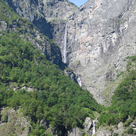写真・フィヨルドに流れ落ちる滝