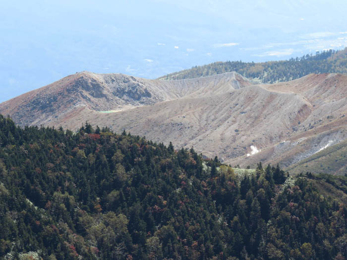 photo：白根山の湯釜と噴煙　横手山より：志賀高原