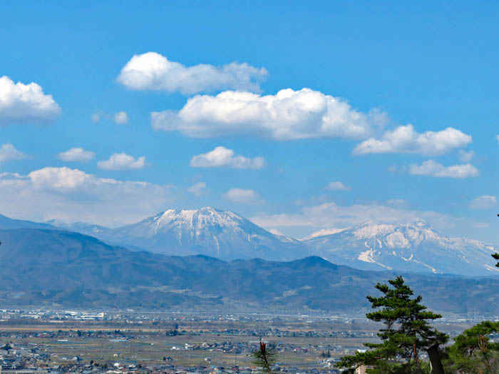 黒姫山．右、妙高山：須坂市臥竜公園