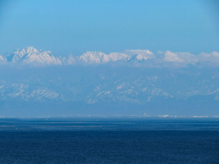 富山湾と北アルプス、剱岳（左）、立山（右）