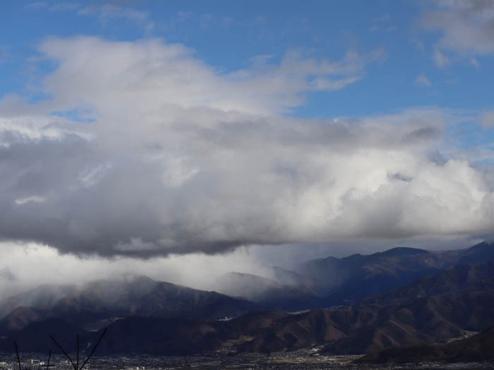 志賀の山々にかかる雪雲：髻山山頂から