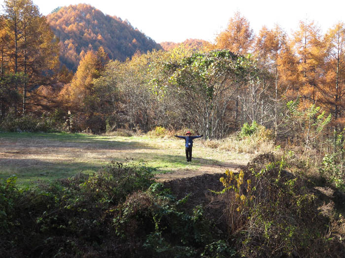 photo：広い地蔵峠と萩野城跡：陣場平山