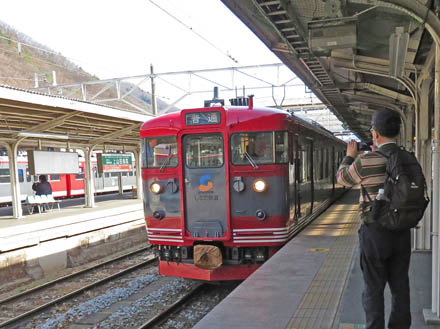 photo：しなの鉄道電車：戸倉駅
