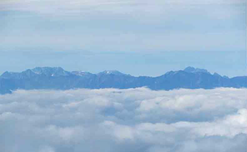 写真・奥に立山連峰、剣岳