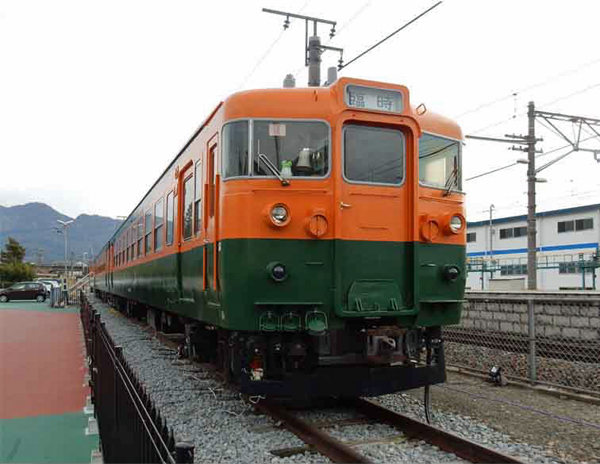 写真・湘南色の電車