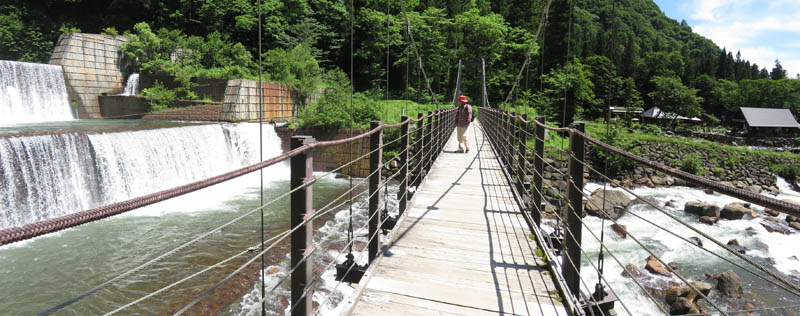 photo：最初に吊り橋を渡る：妙高苗名滝