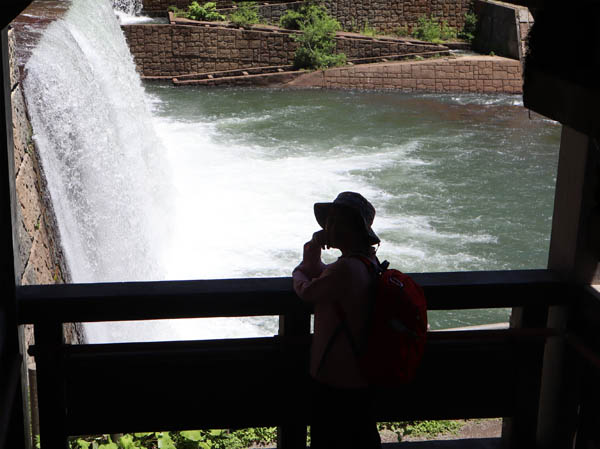 photo：豪快な水の流れを横から見る：妙高苗名滝