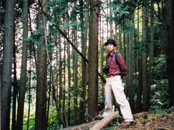 photo：深い森の中を歩く：石老山