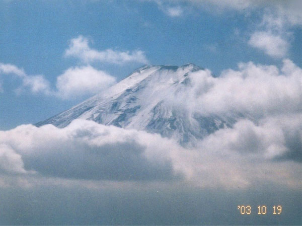 photo：雲の上に山頂が見える富士山：三ツ峠山