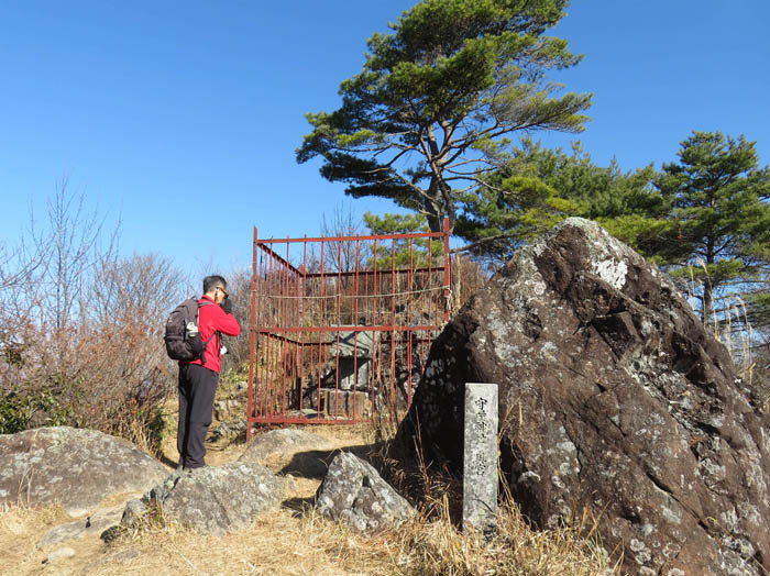 photo：東峰の肩に守屋神社奥宮：守屋山