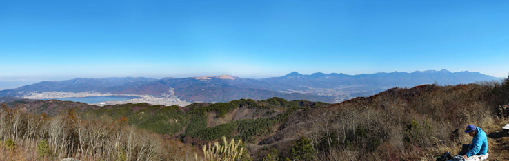 photo：守屋山（西峰）山頂から諏訪湖、霧ヶ峰、八ヶ岳方面を見る