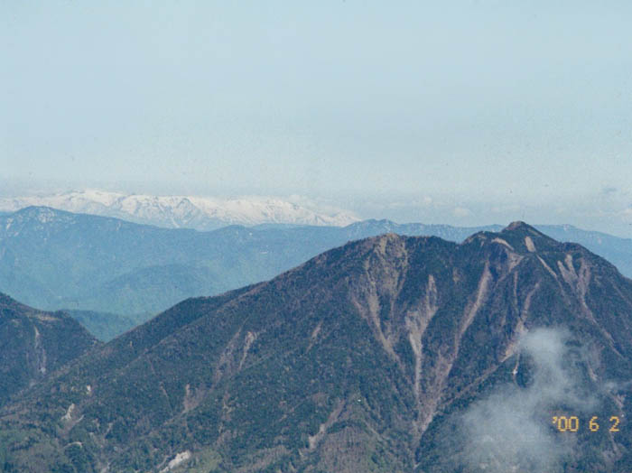 photo：19女峰山（手前）と会津の山々：男体山