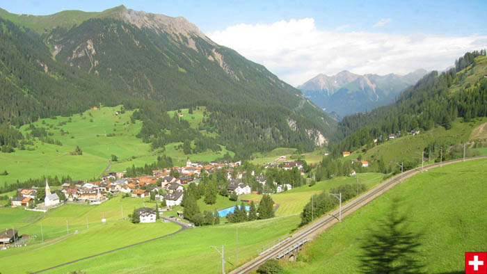 写真・レーティッシュ鉄道フィリズール駅近くの集落（スイス）