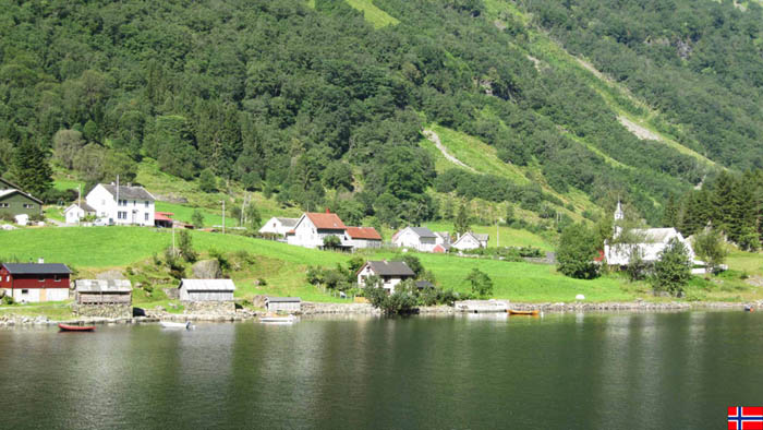 写真・ソグネフィヨルド沿岸の集落（ノルウェー）