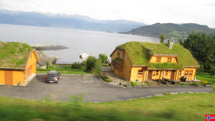 写真・ハダンゲンフィヨルド沿岸の家屋（ノルウェー）