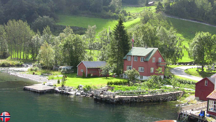 写真・ソグネフィヨルド沿岸の家屋（ノルウェー）