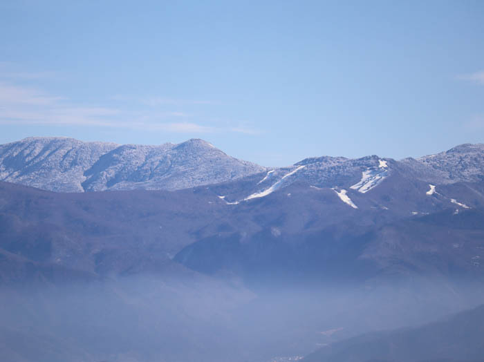 志賀高原、岩菅山（左）高天原スキー場など（右）：髻山から