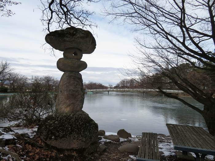 弁天島の石灯籠：竜ヶ池