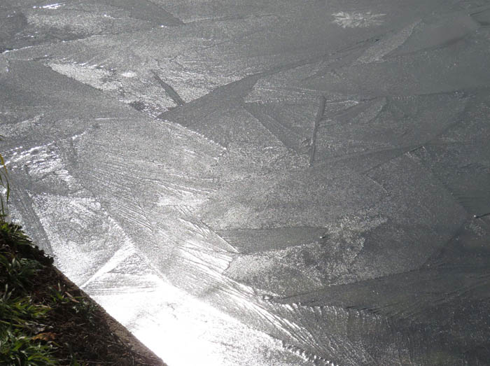 photo：幾何学模様の氷：竜ヶ池