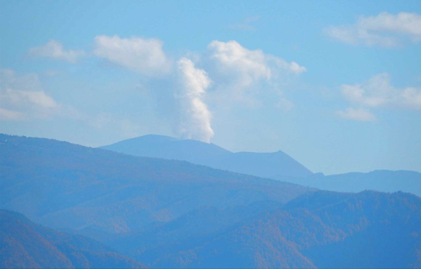 写真・地附山から見えた浅間山の噴煙
