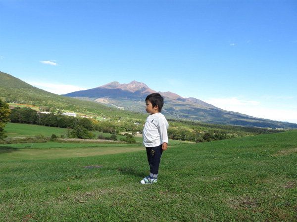 photo 背景妙高山,黒姫山の懐に立つ２歳の男の子