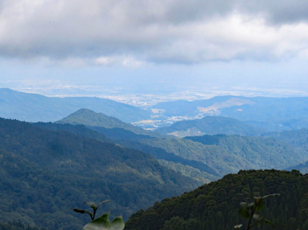 photo 頚城平野を見下ろす：袴岳