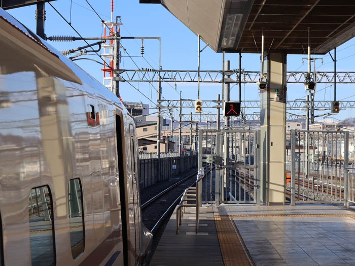 正面に真っ白な北アルプス：長野駅