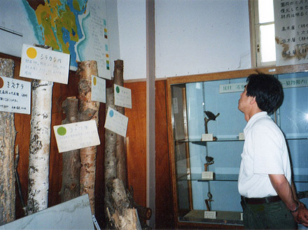photo　資料館で樹木を学ぶ（20年ほど昔）