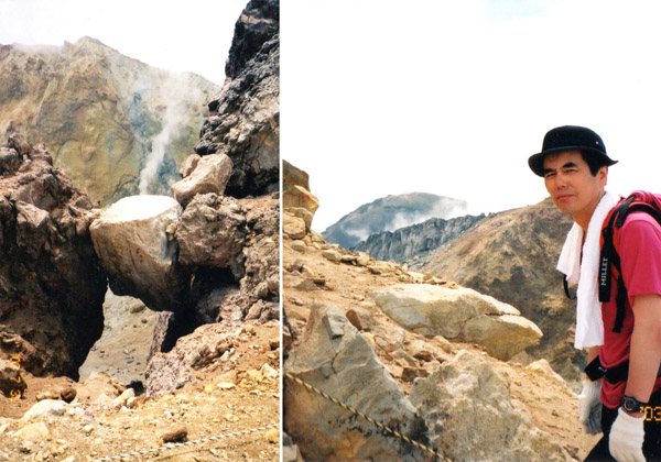 photo 噴煙上がる山頂付近の岩