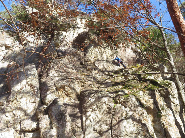 photo　物見岩で登攀訓練する人