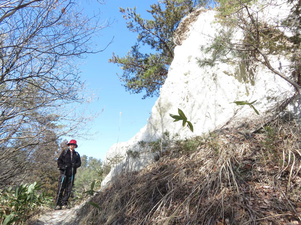 photo 白い崖の脇の登山道