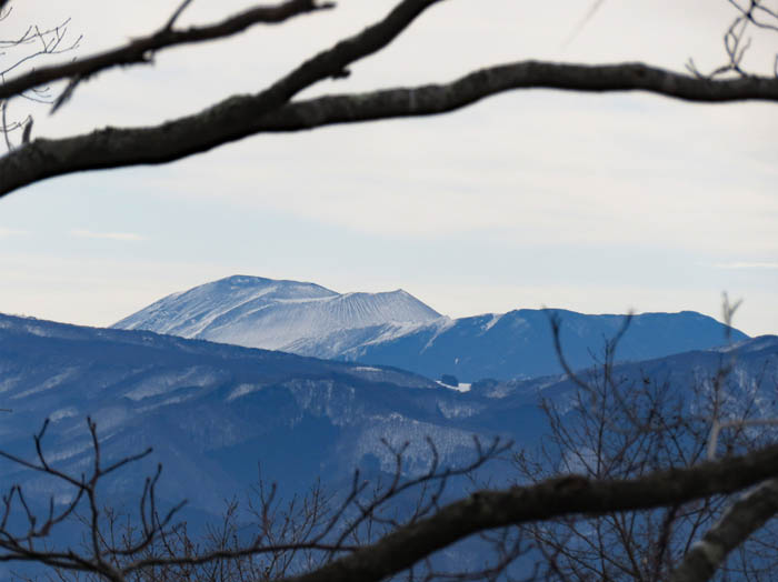 photo：木の間から見える浅間山：大峰山から