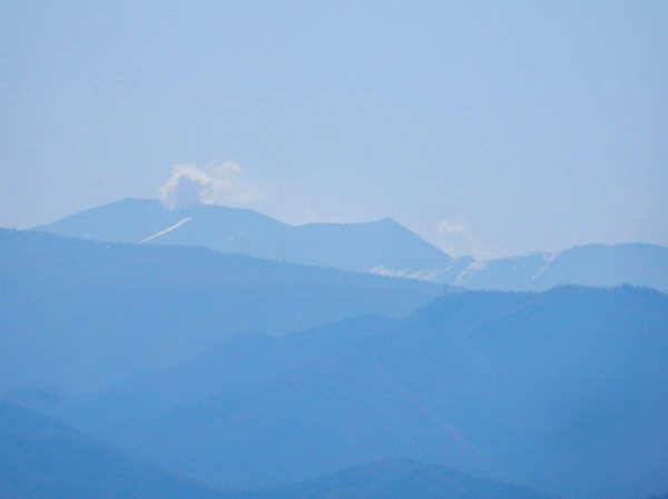 photo 噴煙を上げる浅間山・地附山から