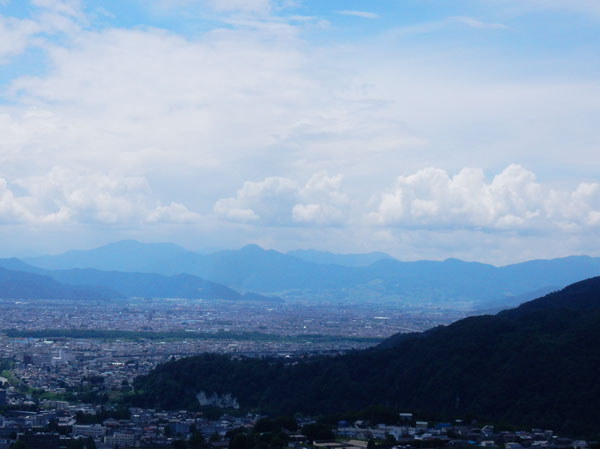 photo：並んでいる長野市街を覆う雲・物見岩から