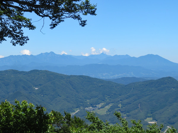 photo：戸隠山、高妻山、焼山、妙高山、黒姫山、飯縄山、四阿屋山山頂から」