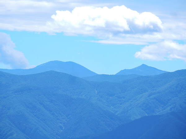 photo：湯の丸山（左）、烏帽子岳・地附山から