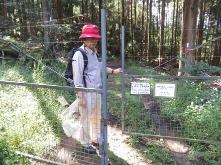 photo：動物よけの柵を開けて山道へ・坂田山