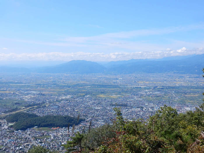 photo：山頂より須坂市（左下  臥龍山）・坂田山