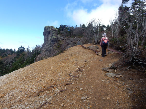 photo：緑の岩を越え頂上へ・赤石山