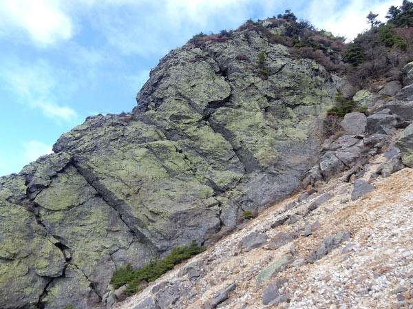 photo：赤石山山頂直下の岩とガレ場