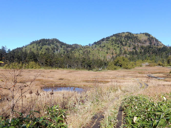 photo：四十八池湿原から志賀山、裏志賀山