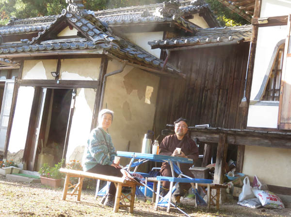 photo：妙法寺にて菅井さんとお茶