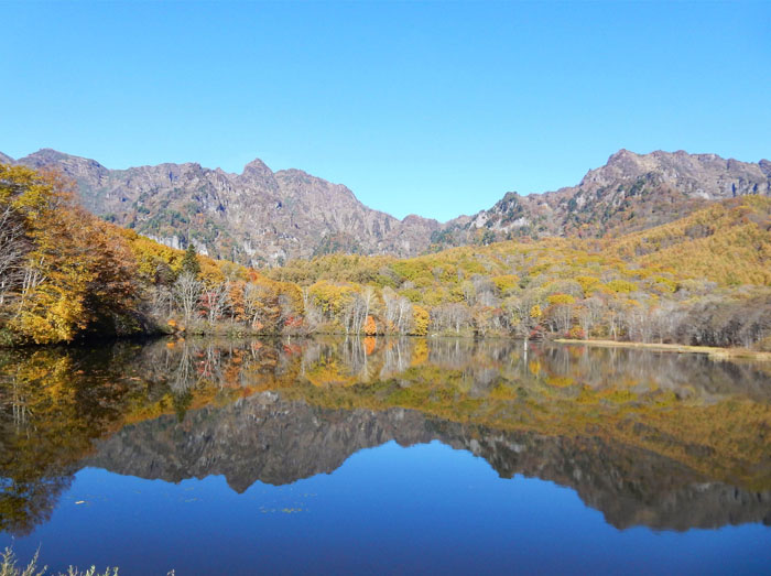 photo：真っ青な空に戸隠山と戸隠を映す鏡池と周囲の紅葉