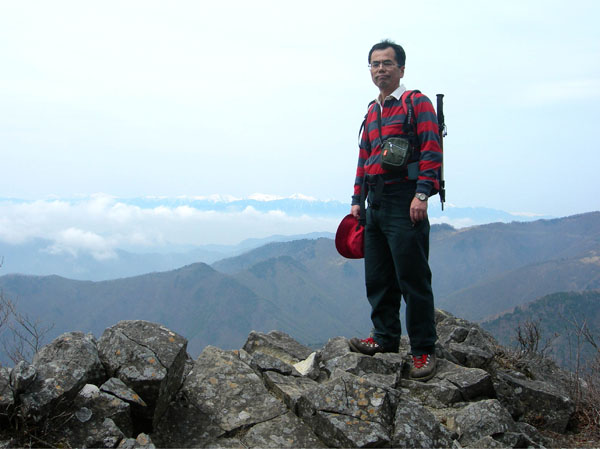 photo：山頂に立つ、遠く南アルプス・乾徳山