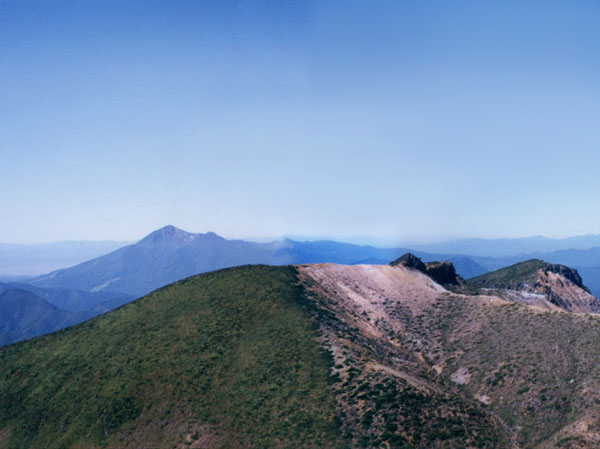 photo：山頂から磐梯山を見る・安達太良山山頂