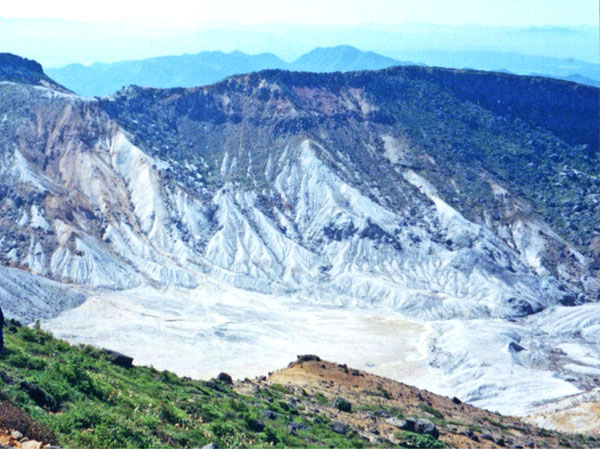 photo：巨大な沼ノ平火口は立ち入り禁止・安達太良山、鉄山