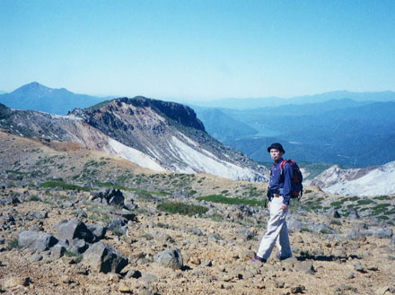 photo：沼ノ平を見下ろす稜線（左奥磐梯山）・安達太良山、鉄山
