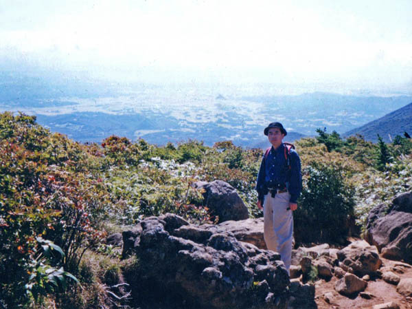 photo：遠く町を見下ろす・安達太良山