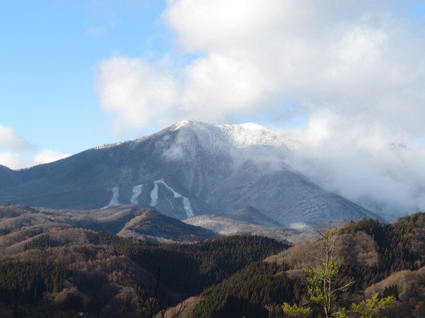 photo：飯縄山は白さを増した実・地附山