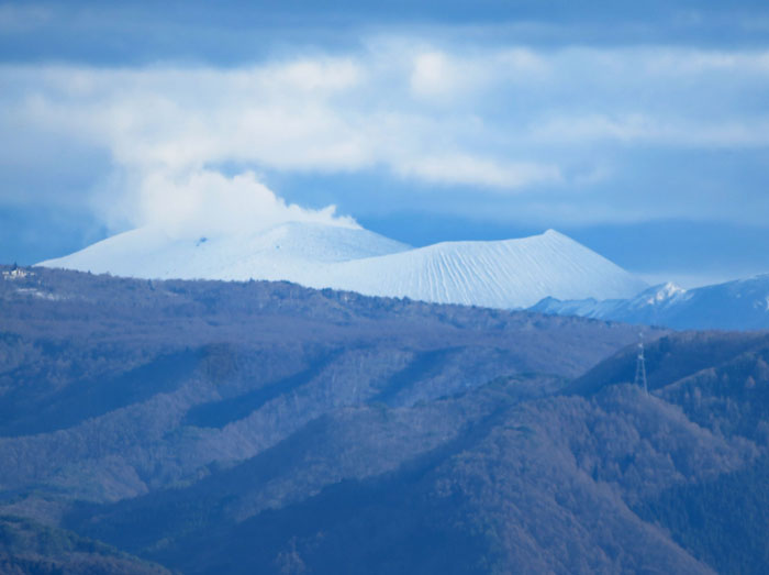 photo：雪化粧した飯縄山　地附山から